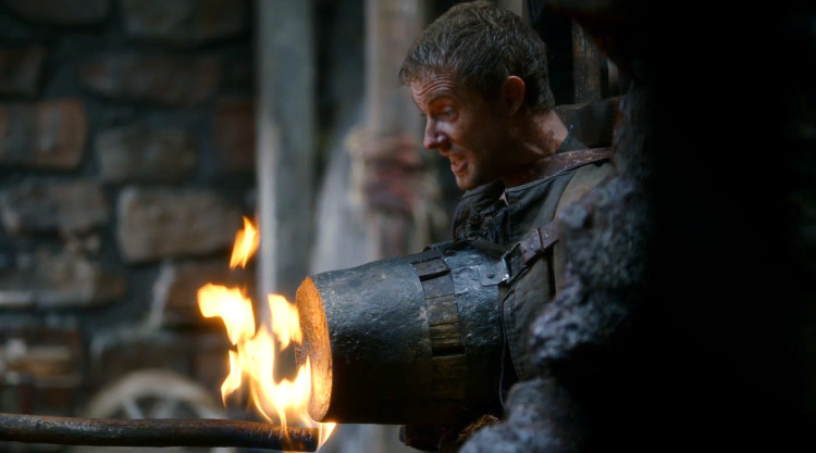 Đặt một chiếc chụp kim loại có những con chuột lên người.