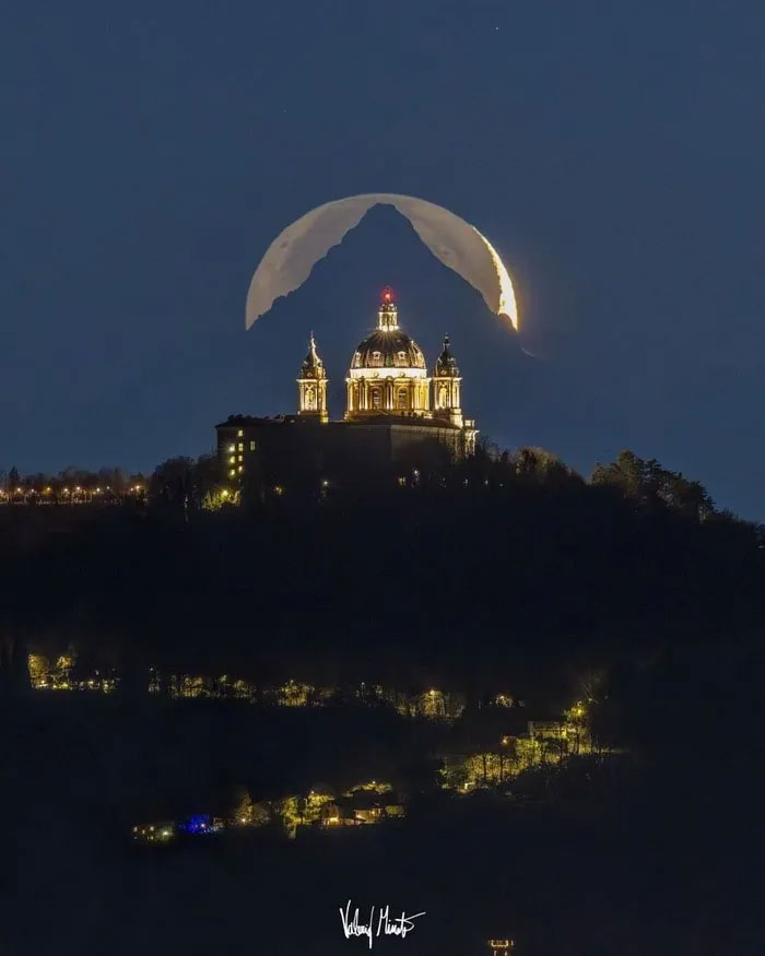 Tác phẩm "Cathedral, Mountain, Moon" của nhiếp ảnh gia người Italy chụp hôm 15/12/2023.