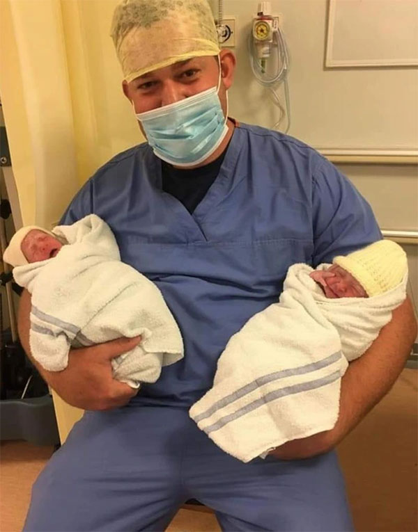 Chồng của Sophie Small, Jonathan, chụp ảnh cùng các con gái mới chào đời.