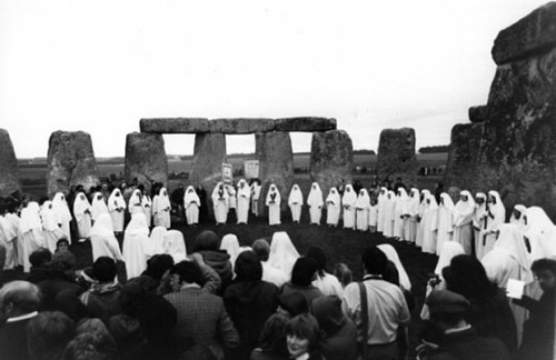 Nghi lễ chúc mừng chu kì vũ trụ tổ chức vào năm 1970 tại Stonehenge. Nghi lễ chúc mừng chu kì vũ trụ tổ chức vào năm 1970 tại Stonehenge.