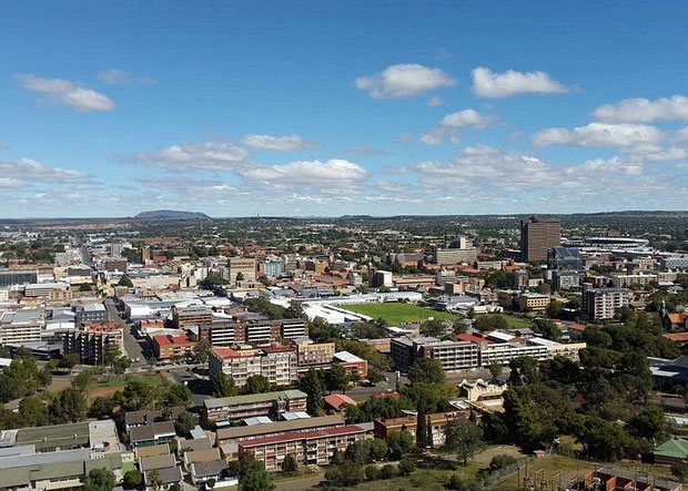 bloemfontein Trong tiếng Sotho, Bloemfontein gọi là "Mangaung", có nghĩa là "vùng đất săn báo".