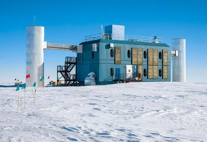 Đài quan sát neutrino IceCube là nơi thực hiện các thí nghiệm neutrino quy mô.