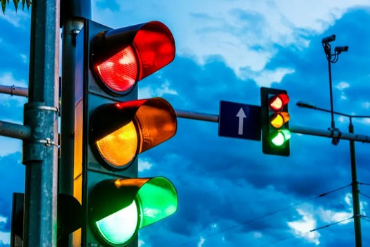 Đèn giao thông hiện đại có 3 màu.