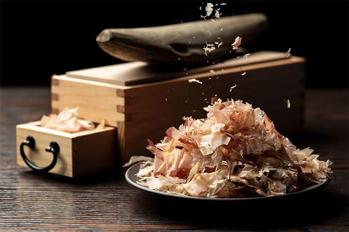 Khi được bào mỏng, chúng để lộ màu hồng nhạt phía trong có khả năng kích thích vị giác.