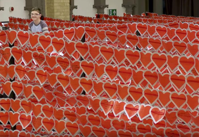 ky-luc-ve-ngay-le-tinh-yeu-8 Chuỗi trái tim giấy dài nhất