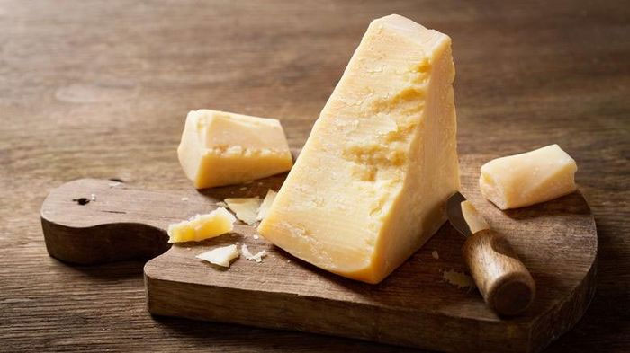 Phô mai Parmesan chứa thành phần từ dạ dày bò