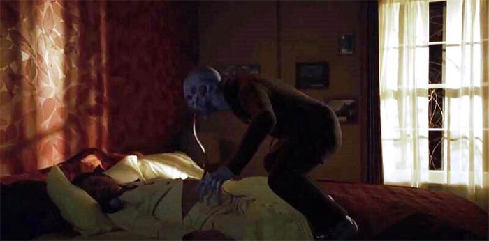 quai-vat-aswang Cảnh tượng aswang tấn công một phụ nữ đang ngủ trong một bộ phim truyền hình.
