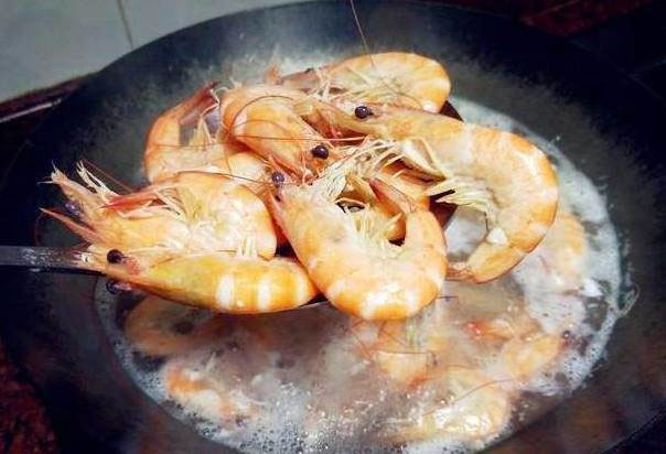 Lớp bọt tan vào nước chủ yếu là máu nội tạng và một số tạp chất, nên bỏ đi.