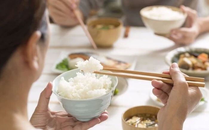 an-com Với người bình thường, một ngày nếu chỉ ăn cơm cần tối thiểu 4 bát.