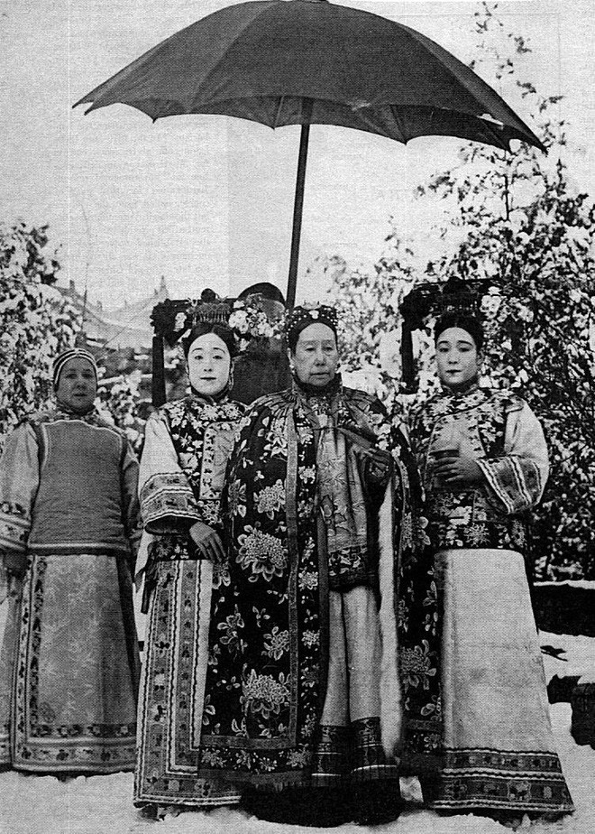 tu-hi-thai-hau-2 Từ Hy Thái hậu bên các Cách Cách của Thành thân vương.