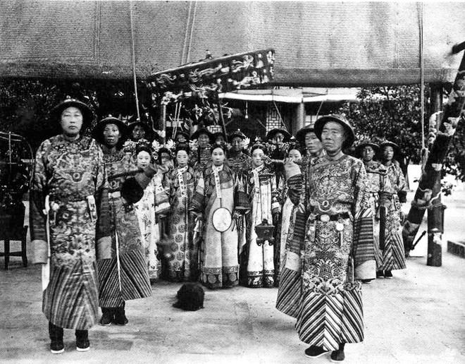 tu-hi-thai-hau-7 Từ Hy Thái hậu cùng phi tần thái giám.