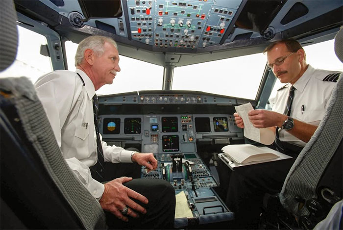 Cơ trưởng Chesley Sullenberger (trái) của US Airway và cơ phó Jeffrey Skiles (phải)