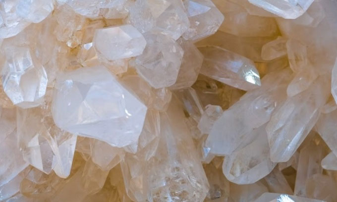 thach-anh Thạch anh là dạng khoáng chất silicate phổ biến nhất.