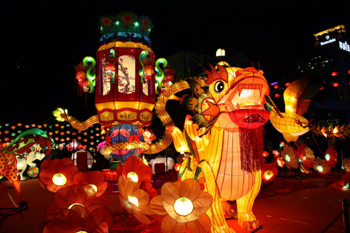 tet-trung-thu-1 Người Trung Hoa thường tổ chức múa rồng vào dịp Trung Thu, còn người Việt múa sư tử hay múa lân.