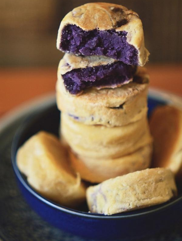 Có nhiều phiên bản bánh hopia như: hopiang mungo (bán nướng đậu xanh), hopiang baboy (bánh nướng thịt heo