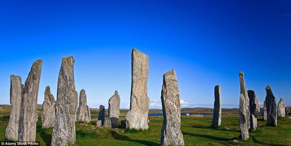 Bãi đá cổ Callanish nằm trên trên đảo Lewis là công trình của các bộ lạc thời tiền sử. Bãi đá cổ Callanish nằm trên trên đảo Lewis là công trình của các bộ lạc thời tiền sử.